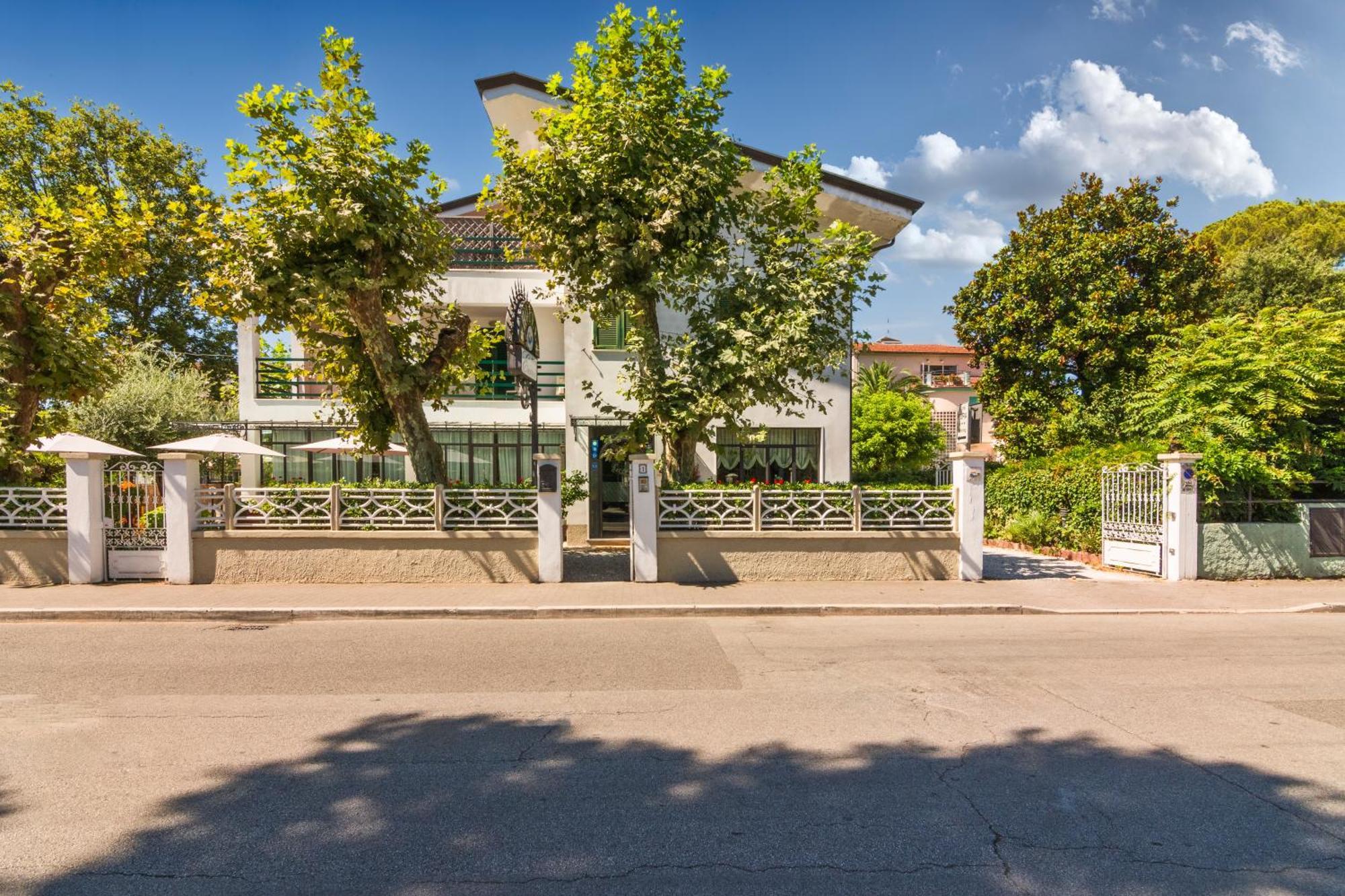 Hotel Eura Marina di Massa Exterior photo